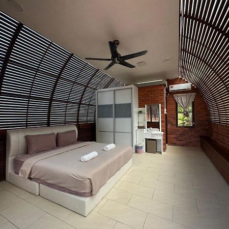 Red House The Garden Stay In Bukit Tinggi By Play Bentong Buitenkant foto