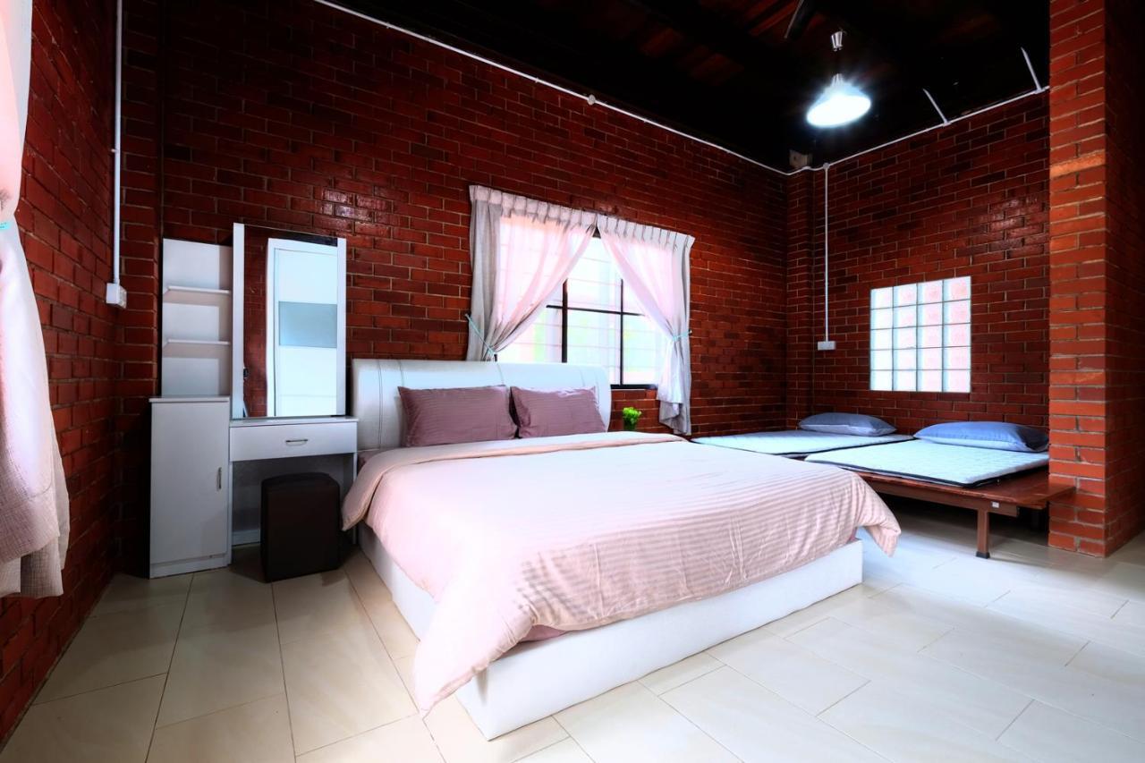 Red House The Garden Stay In Bukit Tinggi By Play Bentong Buitenkant foto