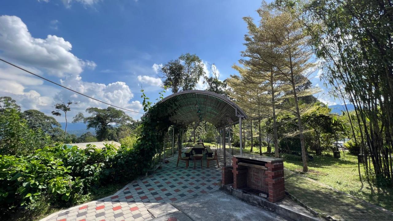 Red House The Garden Stay In Bukit Tinggi By Play Bentong Buitenkant foto