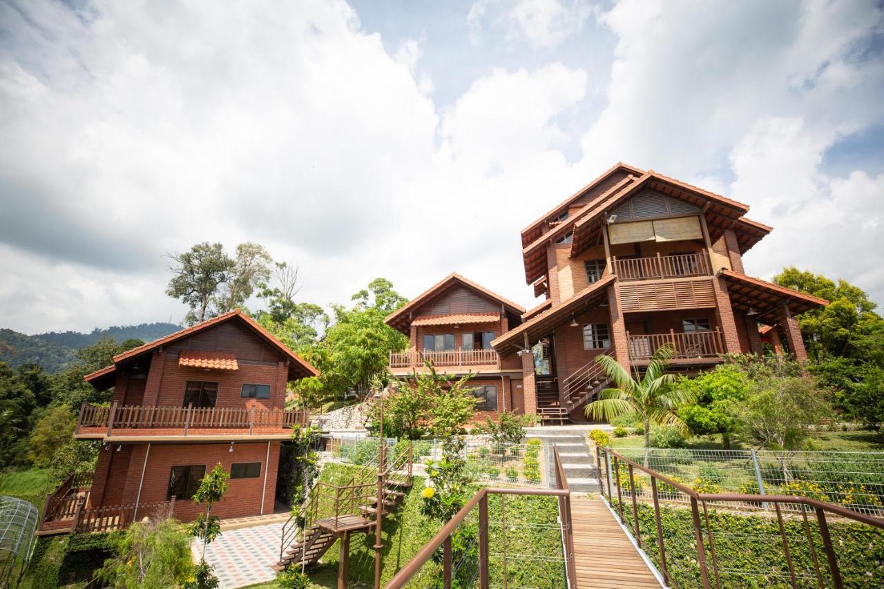 Red House The Garden Stay In Bukit Tinggi By Play Bentong Buitenkant foto