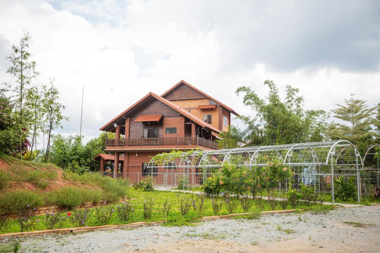 Red House The Garden Stay In Bukit Tinggi By Play Bentong Buitenkant foto