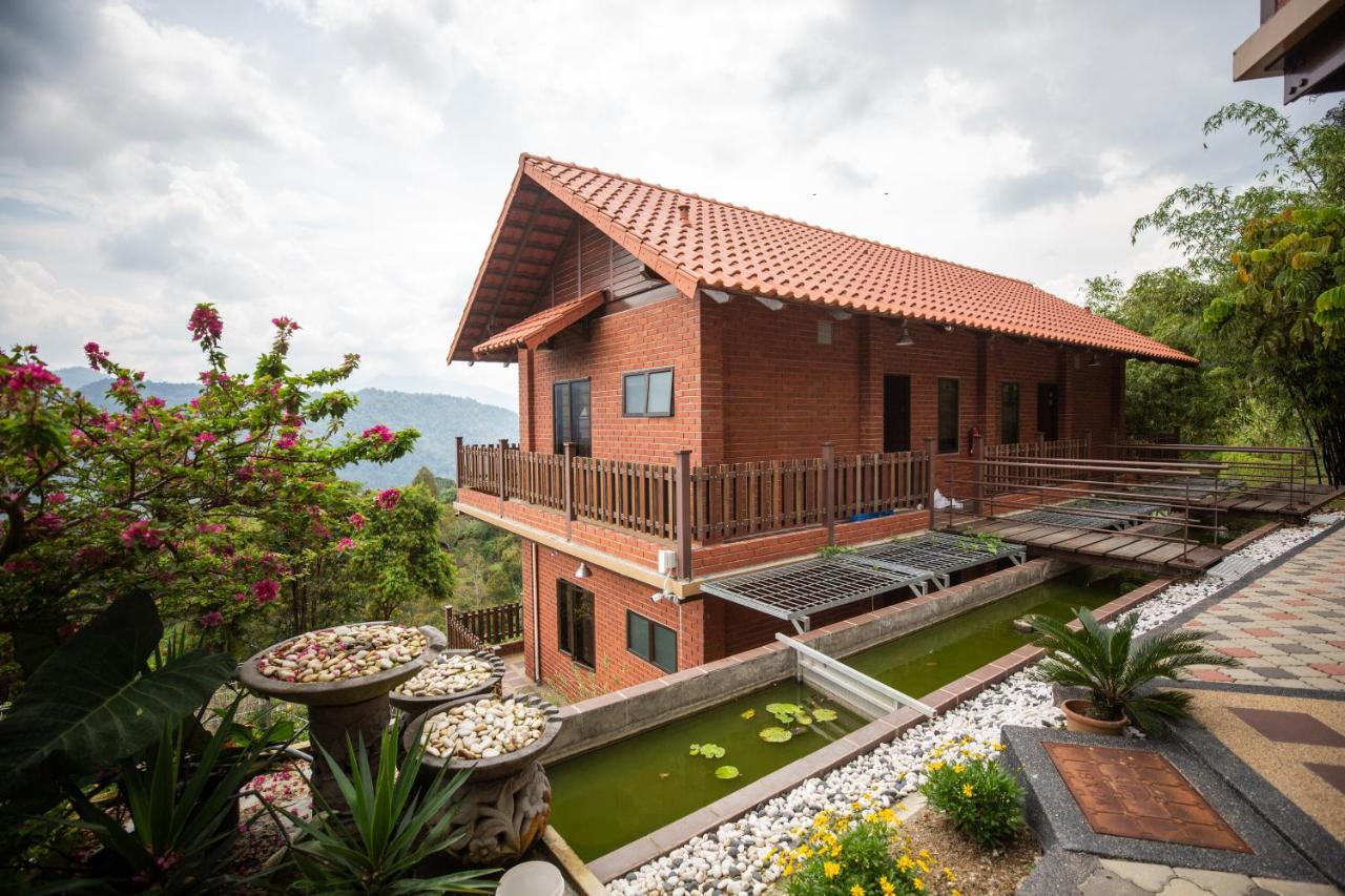 Red House The Garden Stay In Bukit Tinggi By Play Bentong Buitenkant foto