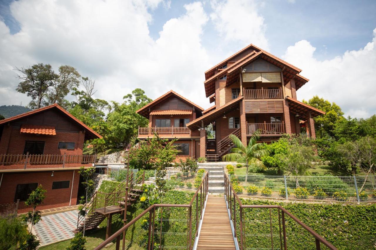 Red House The Garden Stay In Bukit Tinggi By Play Bentong Buitenkant foto