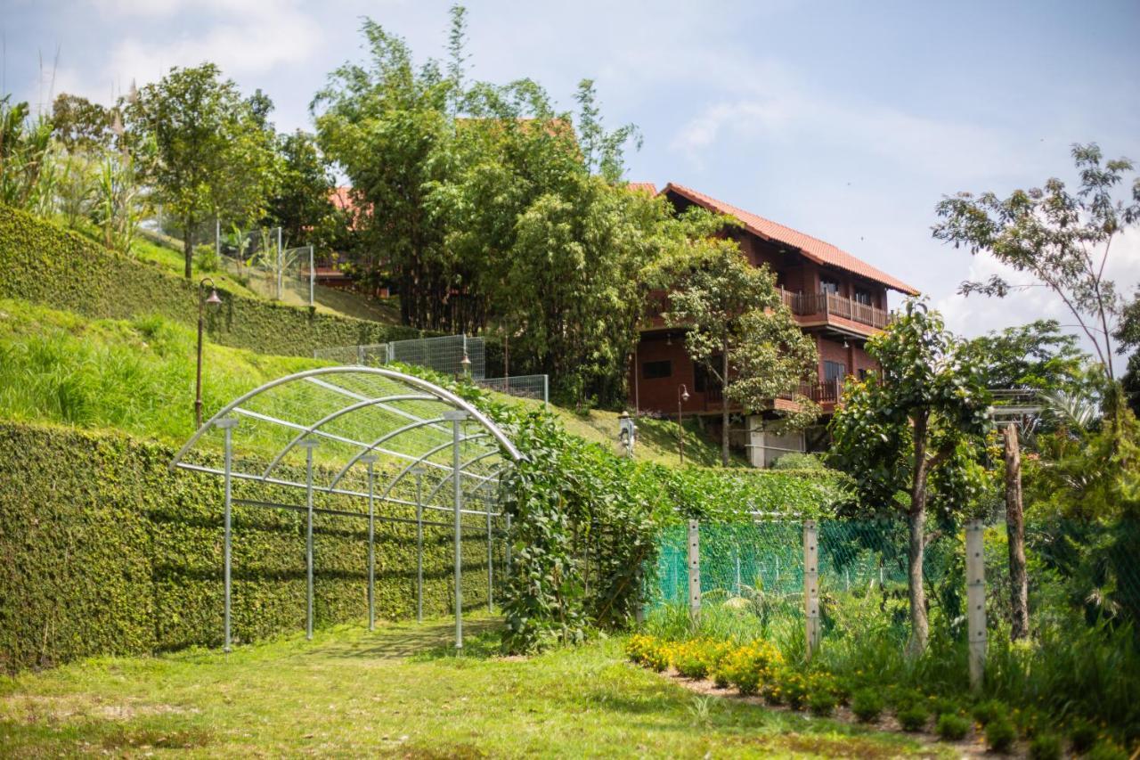 Red House The Garden Stay In Bukit Tinggi By Play Bentong Buitenkant foto