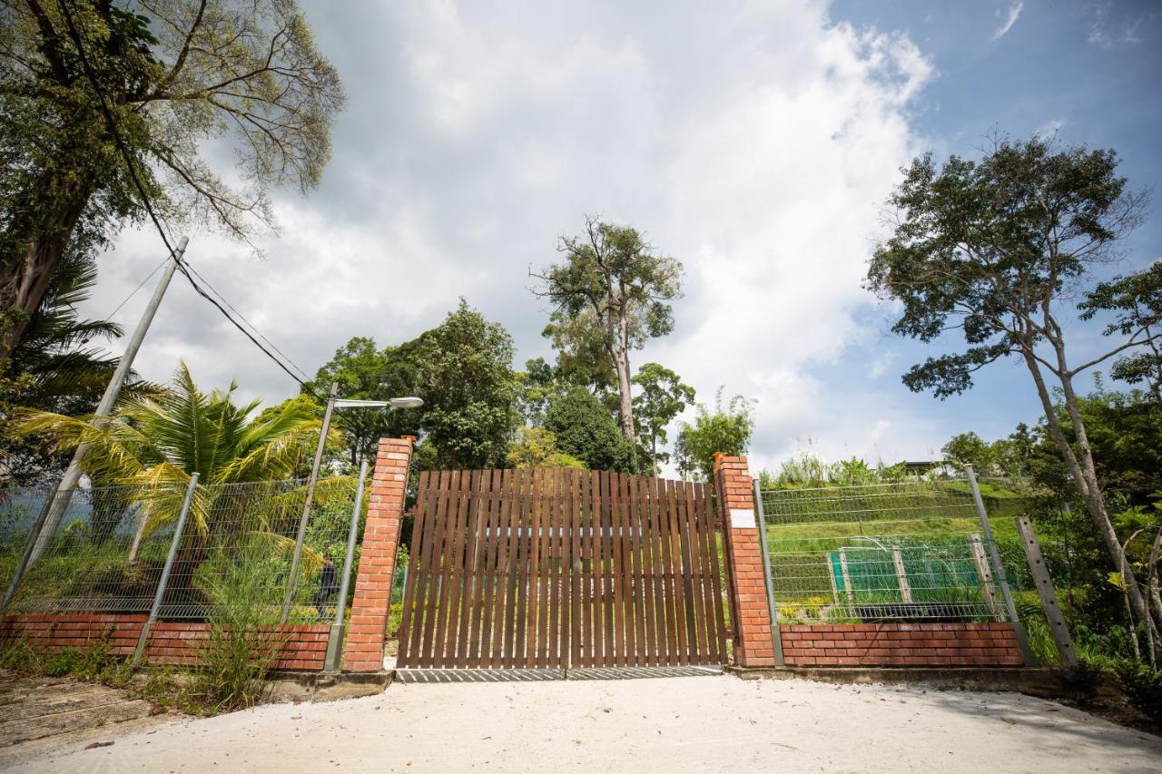 Red House The Garden Stay In Bukit Tinggi By Play Bentong Buitenkant foto