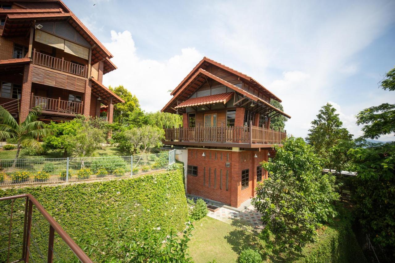 Red House The Garden Stay In Bukit Tinggi By Play Bentong Buitenkant foto