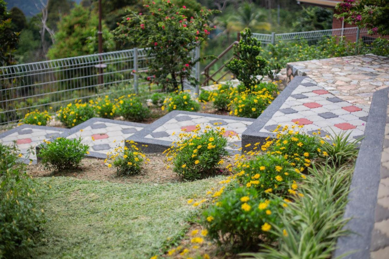 Red House The Garden Stay In Bukit Tinggi By Play Bentong Buitenkant foto