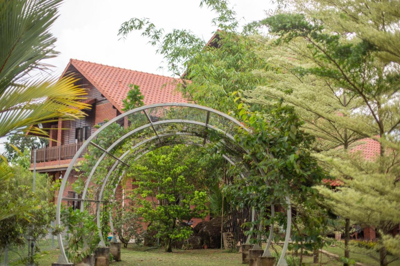Red House The Garden Stay In Bukit Tinggi By Play Bentong Buitenkant foto